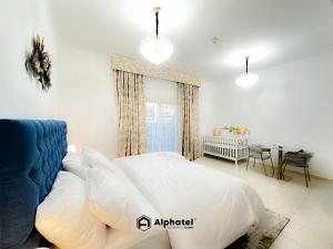 Stylish 3-bedroom plus Maid room - Villa in JVC - Dubai客房内的一张或多张床位