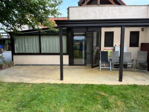 阿特Ecrin Vert Studio indépendant的一个带椅子和桌子的屏蔽式庭院