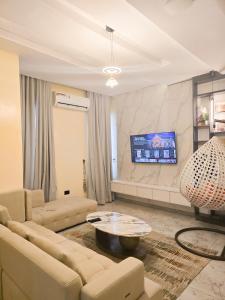 Televisyen dan/atau pusat hiburan di 4 bed duplex in prime location