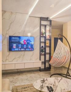 Televisyen dan/atau pusat hiburan di 4 bed duplex in prime location