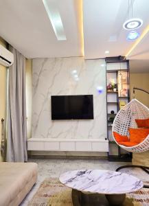 Televisyen dan/atau pusat hiburan di 4 bed duplex in prime location