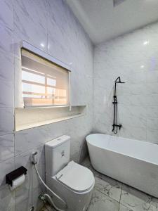 Bilik mandi di 4 bed duplex in prime location