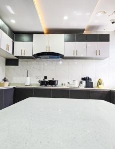 Dapur atau dapur kecil di 4 bed duplex in prime location