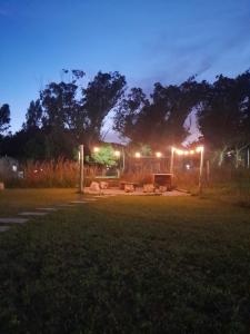 un parque de noche con luces en el césped en Casa en Santa Elena, en Playa Dorada