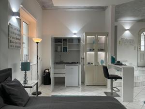 a living room with a desk and a kitchen at Haus Rehlein in Pleiskirchen