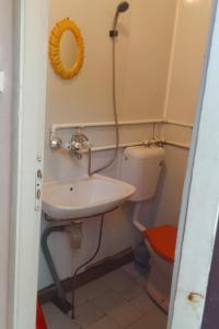 Et badeværelse på Бунгала Дъбрава + 13 billeder