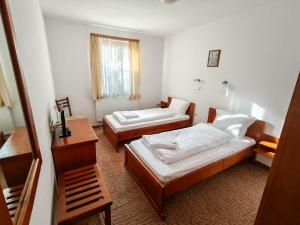 Postel nebo postele na pokoji v ubytování Todeva House Hotel and Tavern