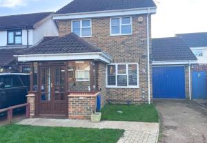 une maison avec une porte marron et un garage bleu dans l'établissement Aisiki Living at Hayes, 3-Bedroom, Pet-Friendly House with Garden, Single or Double Beds, with Free Wi-Fi and Parking Space, à Northolt