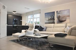 a living room with a couch and a table at Ferienhaus Mee(h)rZeit in Zingst