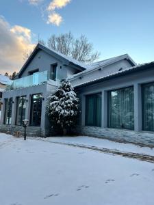 锡纳亚Luxurious Villa的前面的地面上积雪的房子