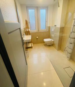 ザルシュテットにあるFerien oder Messewohnung für 4 Personenのトイレ、シャワー、洗面台を備えたバスルーム