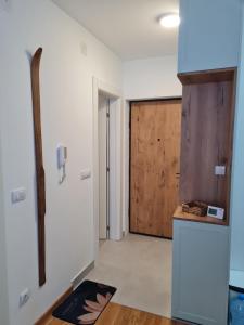 un corridoio con porta in legno in una stanza di Apartman Gala Divčibare - Divčinova a Divčibare