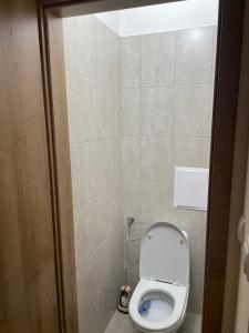 a bathroom with a toilet with the lid up at Novozrekonstruovany apartman pri boroviciach in Štrbské Pleso