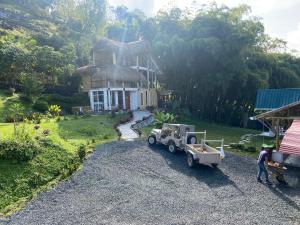 Κήπος έξω από το Bambu chalet