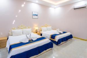 Postel nebo postele na pokoji v ubytování Quoc Vinh Hotel
