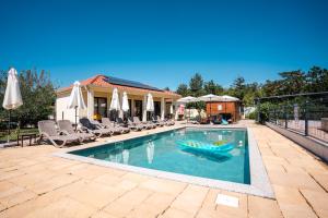 Der Swimmingpool an oder in der Nähe von VSG Resort - Apartments 200m from Beach, Pool, Sauna & Jacuzzi