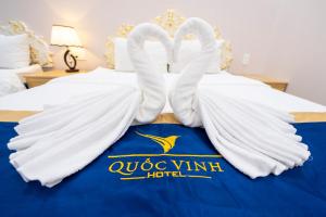 Postel nebo postele na pokoji v ubytování Quoc Vinh Hotel