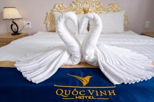 Postel nebo postele na pokoji v ubytování Quoc Vinh Hotel