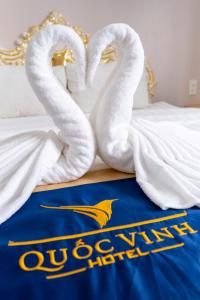 Postel nebo postele na pokoji v ubytování Quoc Vinh Hotel