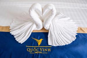 Postel nebo postele na pokoji v ubytování Quoc Vinh Hotel