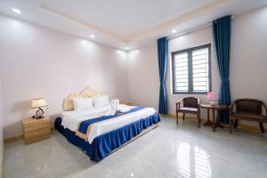 Postel nebo postele na pokoji v ubytování Quoc Vinh Hotel