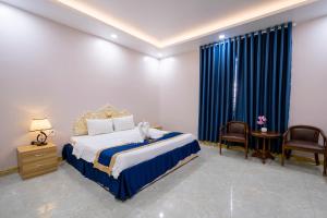 Postel nebo postele na pokoji v ubytování Quoc Vinh Hotel