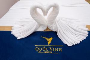 Postel nebo postele na pokoji v ubytování Quoc Vinh Hotel
