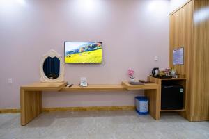 TV a/nebo společenská místnost v ubytování Quoc Vinh Hotel
