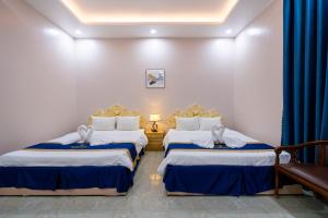 Postel nebo postele na pokoji v ubytování Quoc Vinh Hotel