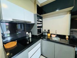 Kuchyň nebo kuchyňský kout v ubytování Patong rooftop Pool luxury Condo with Bathtub and sofa bed big balcony