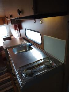 ロヴァニエミにあるOunasvaara Caravanのキッチン(コンロ、シンク付)