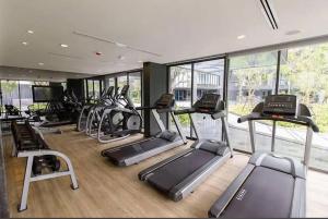 Fitness centrum a/nebo fitness zařízení v ubytování Patong rooftop Pool luxury Condo with Bathtub and sofa bed big balcony