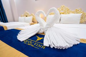 Postel nebo postele na pokoji v ubytování Quoc Vinh Hotel