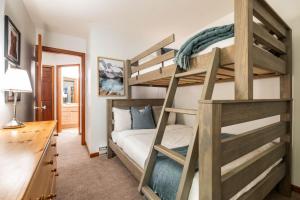 Un pat sau paturi într-o cameră la Sunpath by Outpost Whistler +152 fotografii