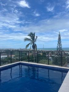una piscina con vista al mar en Apartamento Pérola do Mar, en Ilhéus