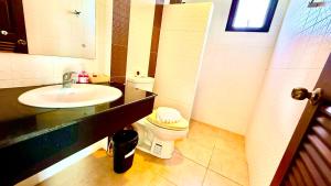 un baño con lavabo e inodoro en KS Residence Patong, en Patong Beach 42 fotos más