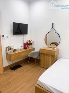 une chambre avec un lit et un bureau avec un miroir dans l'établissement Hotel Phương Anh bá thiện 2 vĩnh phúc, à Trung Mậu
