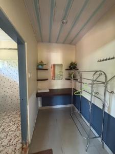 蒙纳View Valley Homestay的客房设有双层床和镜子。