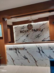 瓦皮Hotel Royal Park的大理石台面,上面有路由公园注册标志