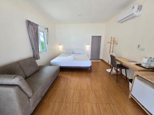 Una cama o camas en una habitación de Kradan Beach Resort