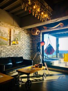 Area tempat duduk di The First 南灣膠囊旅店