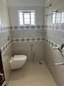 een badkamer met toilet en douche bij Choudhury's Stay in Helāpākari +10 foto's
