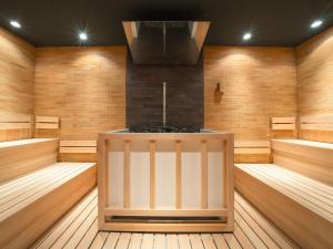 an empty sauna with a large island in the middle at APA Hotel & Resort Osaka Namba Ekimae Tower in Osaka