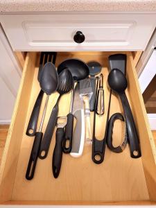 un cajón lleno de muchos utensilios de cocina en Stavanger 1 Ultra Central Dali Apartament, en Stavanger 22 fotos más