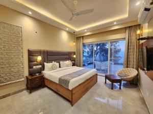 The Hamilton Kasauli客房内的一张或多张床位