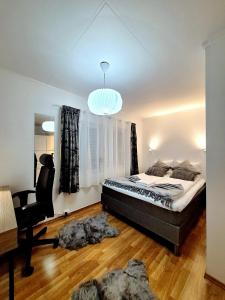 Un dormitorio con una cama, un escritorio y una silla. en Stavanger 1 Ultra Central Dali Apartament, en Stavanger