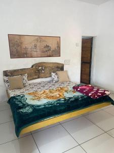 Postel nebo postele na pokoji v ubytování Ramdoot Farm