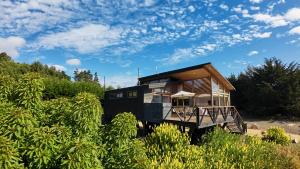 a tiny house sitting on top of a truck at Loica in Pichilemu