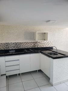 Nhà bếp/bếp nhỏ tại Lindo Duplex com 1 quarto Trindade