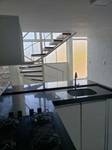 Nhà bếp/bếp nhỏ tại Lindo Duplex com 1 quarto Trindade